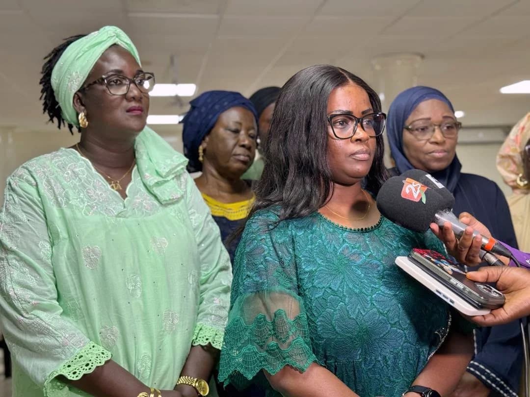 Des femmes s’expriment devant les micros de la presse.